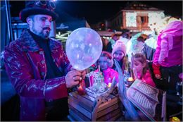 Spectacle déambulatoire Hazahan "Éclats de Lune"_Crest-Voland - Office du tourisme des contamines mo