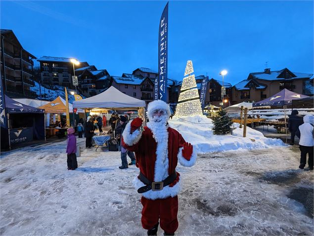 Déambulation Père Noël au Village_Valmeinier - Erwan Madec - OT Valmeinier