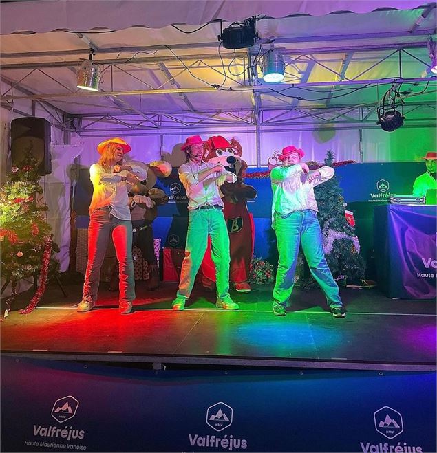 Animateurs qui  dansent sur le podium - OTHMV - F.Foti