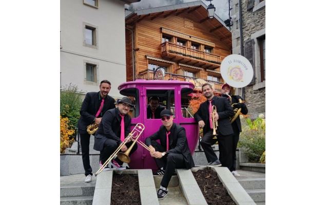 Déambulation de la Banda Stico_Les Carroz-d'Arâches