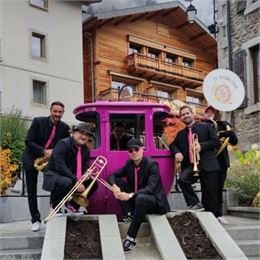 Déambulation de la Banda Stico_Les Carroz-d'Arâches