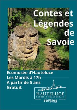 Pierre en forme de visage au bord d'un sentier