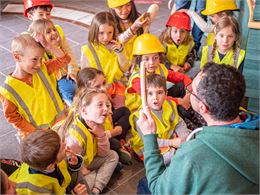 Des enfants participent à un quiz dans le musée - D. Cuvelier - OTHMV