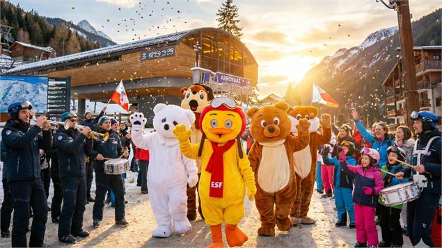 Parade des mascottes et animateurs devant le départ de la télécabine d'Arrondaz à Valfréjus - Gemini