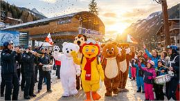 Parade des mascottes et animateurs devant le départ de la télécabine d'Arrondaz à Valfréjus - Gemini