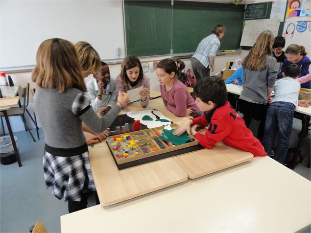 Un groupe d'enfants construit la maquette d'une station - MF - fondation-facim