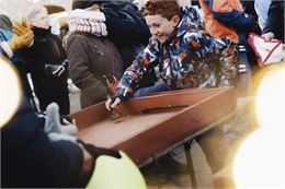 enfant jouant à un jeu en bois - SAEM Les Remontées Mécaniques