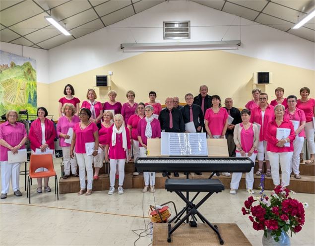 les membres de la chorale vêtus de rose - Chorale Dièse et Bémol