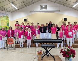 les membres de la chorale vêtus de rose - Chorale Dièse et Bémol