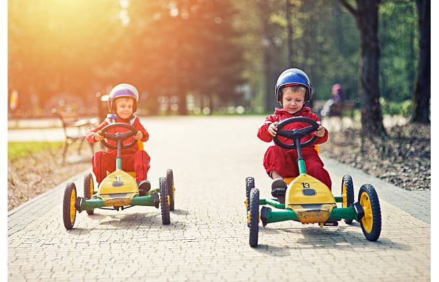 deux enfants sur des karts à pédale - Istock