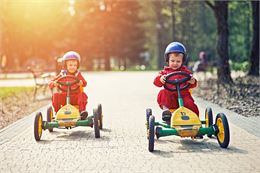 deux enfants sur des karts à pédale - Istock