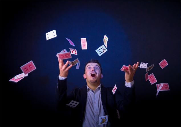 Eddy lançant des cartes - Eddy le Magicien