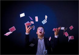 Eddy lançant des cartes - Eddy le Magicien