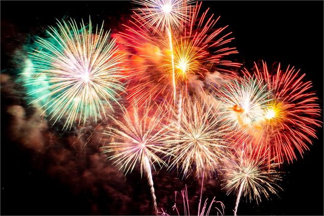 Marche aux flambeaux et feux d'artifice de la St-Sylvestre - Freepik - lifeforstock