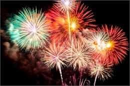 Marche aux flambeaux et feux d'artifice de la St-Sylvestre - Freepik - lifeforstock