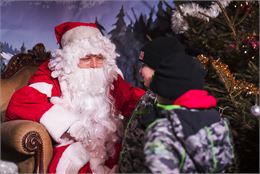 Père noel faisant face à deux enfants - SAEM Les Remontées Mécaniques