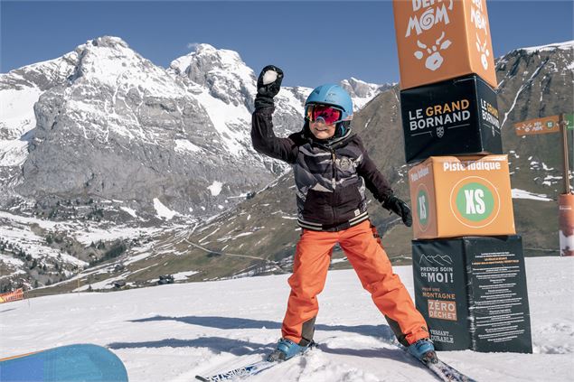 enfant à ski qui lance une boule de neige - SAEM Les Remontées Mécaniques