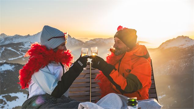 couple sur le domaine skiable qui trinque des flutes à champagne - SAEM Les Remontées Mécaniques