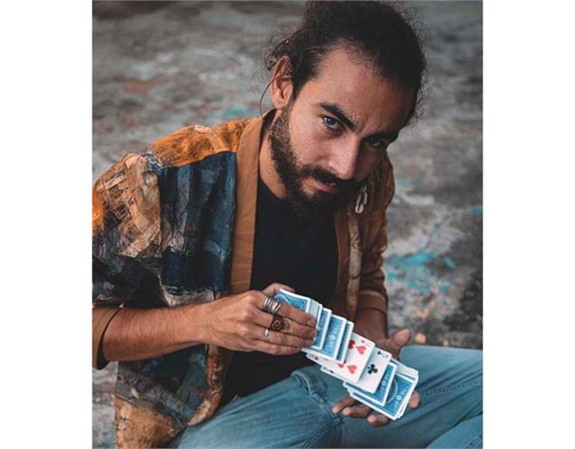 Paulin le magicien tenant un jeu de cartes - Paulin le magicien