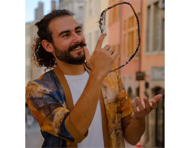 Paulin tenant une atébas - Paulin le magicien