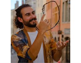 Paulin tenant une atébas - Paulin le magicien