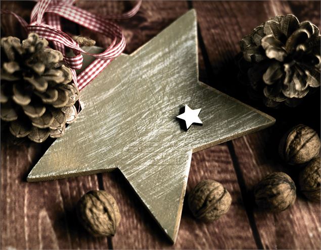 étoile en bois et pommes de pin - congerdesign Pixabay
