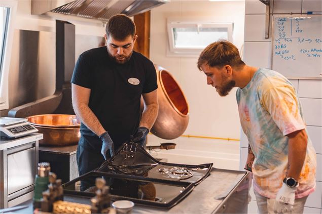 Fabrication de bonbons en sucre cuit à la Confiserie Spagnolo - Office de Tourisme Le Corbier