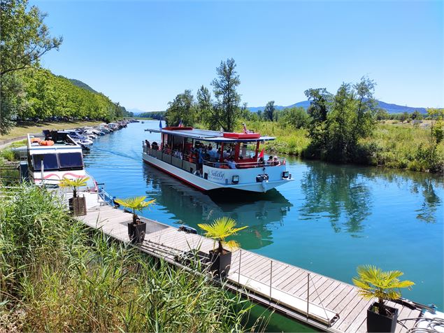 Arrivée à l'embarcadère de l'écluse à CHANAZ - bateaucanal