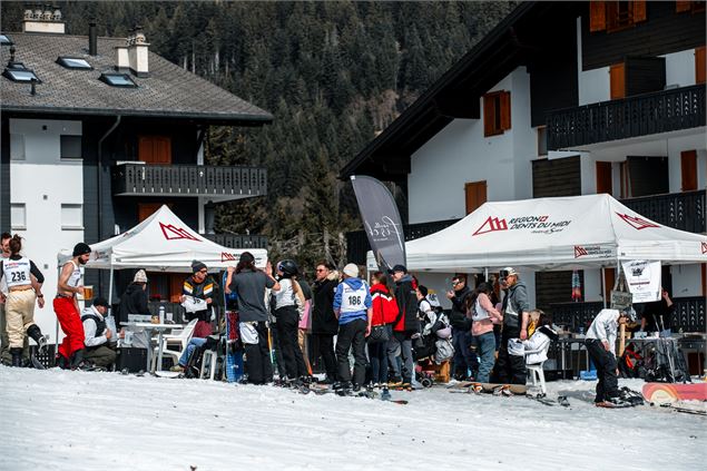Course de garçons de café à ski
