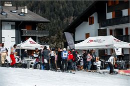 Course de garçons de café à ski