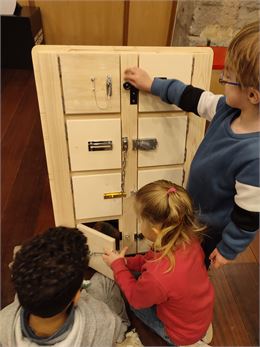 Toc, toc, toc, qui se cache derrière la porte? - Le coin des enfants (2 - 3 ans)_Chambéry - Service 