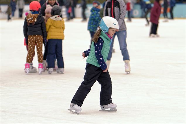 Gros pland  sur une petite fille qui fait du patin à glace - Pixabay