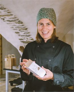 Portrait de Fanny avec un savon de sa création - Ambre Portaz
