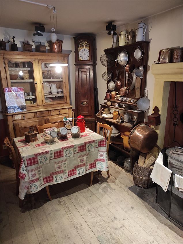 La table de cuisine et le vaisselier du musée - Fabienne Codérat