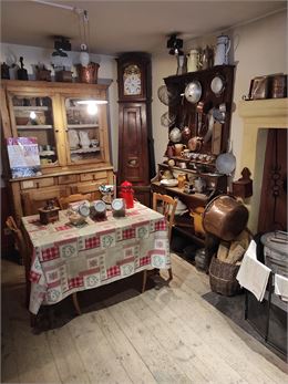 La table de cuisine et le vaisselier du musée - Fabienne Codérat