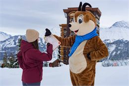 Max et une fille qui font la chasse au trésor en autonomie du Corbier - Office de Tourisme Le Corbie