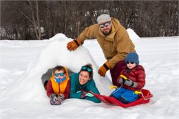 Famille autour d'un igloo - OTICoeurdemaurienne