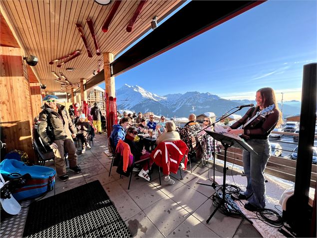 Après-ski concert chez Skiset Olympic Sports & Café_La Rosière - Montvalezan