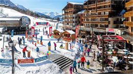 Stands et défis au départ de la télécabine - Gemini AI