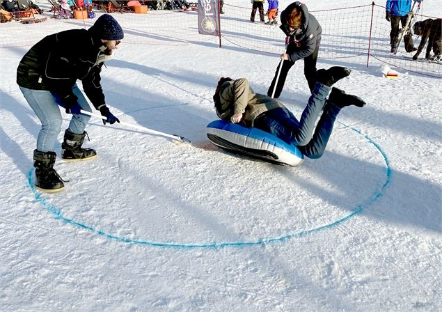 Mission curling humain. - Vecteur Montagne