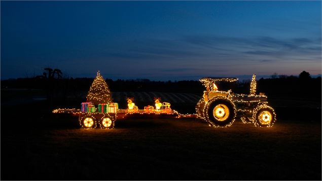 Parade des tracteurs aux couleurs de Noël_Vallières-sur-Fier
