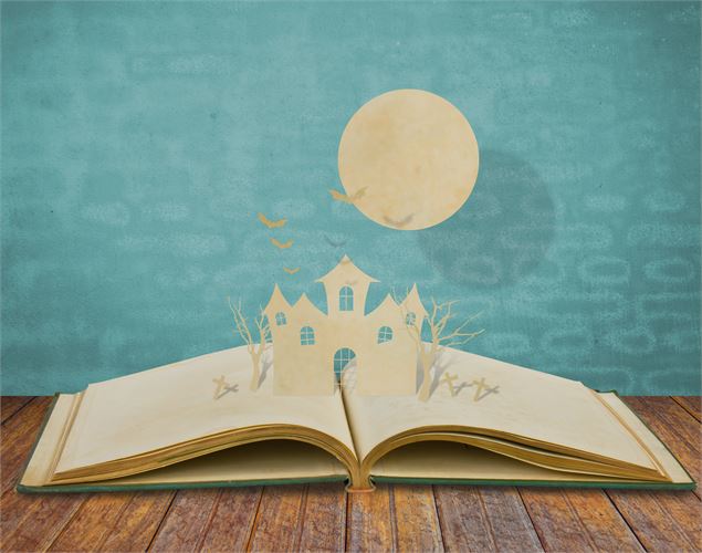 Découpe de feuilles au milieu d'un livre - Freepik