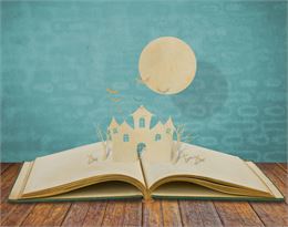 Découpe de feuilles au milieu d'un livre - Freepik