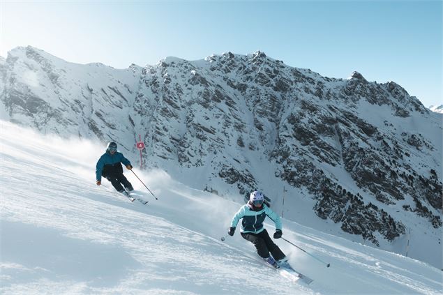 Skieurs sur la piste rouge Norma 1 - OTHMV-G.Lavila