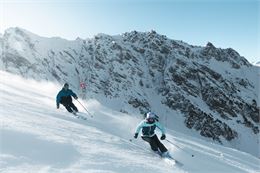 Skieurs sur la piste rouge Norma 1 - OTHMV-G.Lavila