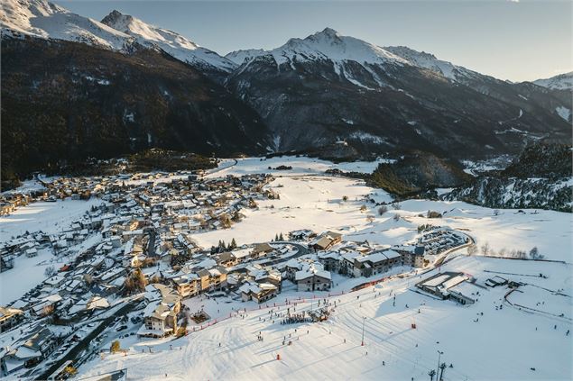 Le village et le départ des pistes au soleil couchant - T.Shu