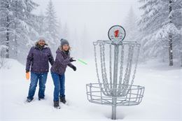 2 personnes qui jouent au disque golf dans la neige - M. Lefebvre OTHMV