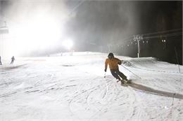 Un skieur sur la piste éclairée - OTHMV