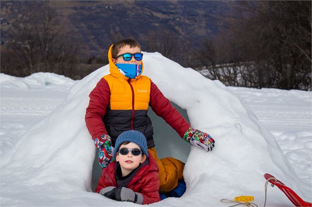Enfants devant igloo - OTICoeurdemaurienne