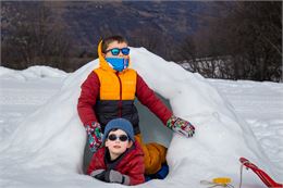 Enfants devant igloo - OTICoeurdemaurienne
